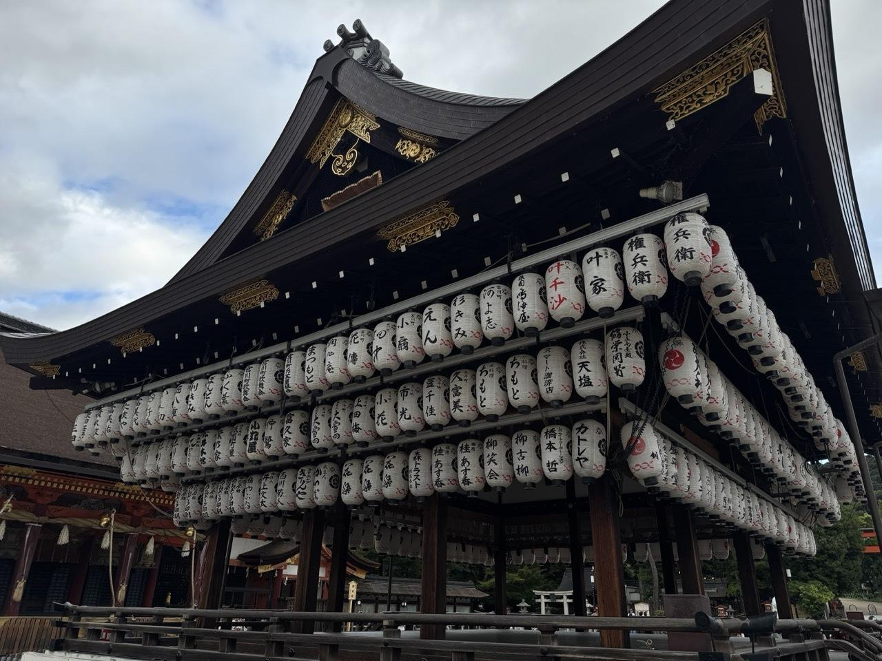 Храм <a href="https://maps.app.goo.gl/V9ZpCZLoMLupNezd8">Yasaka Jinja</a> с фонариками (назваются тётин)