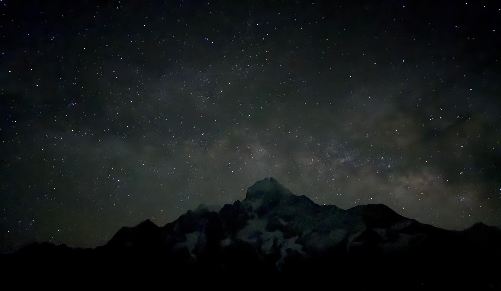 Ракурс тот же самый, что и на прошлой фотке: сравните количество звёзд. Фоткал на iPhone 15 Pro: каждая модель снимала по-своему. 16 синил, мой 15 коричнивил, у кого-то вообще зелёное получалось.